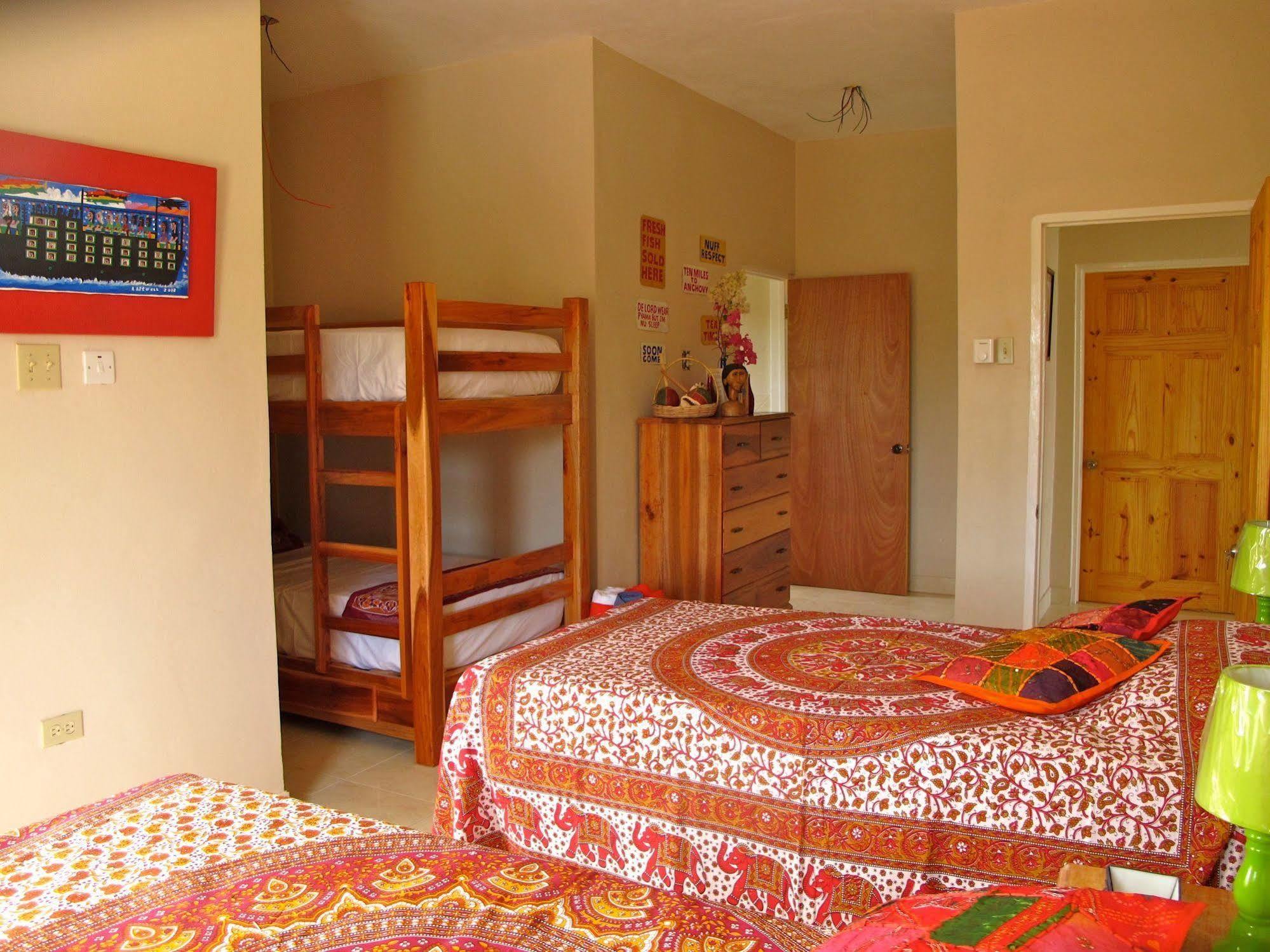 Auberge de jeunesse Just Next Door à Treasure Beach Extérieur photo