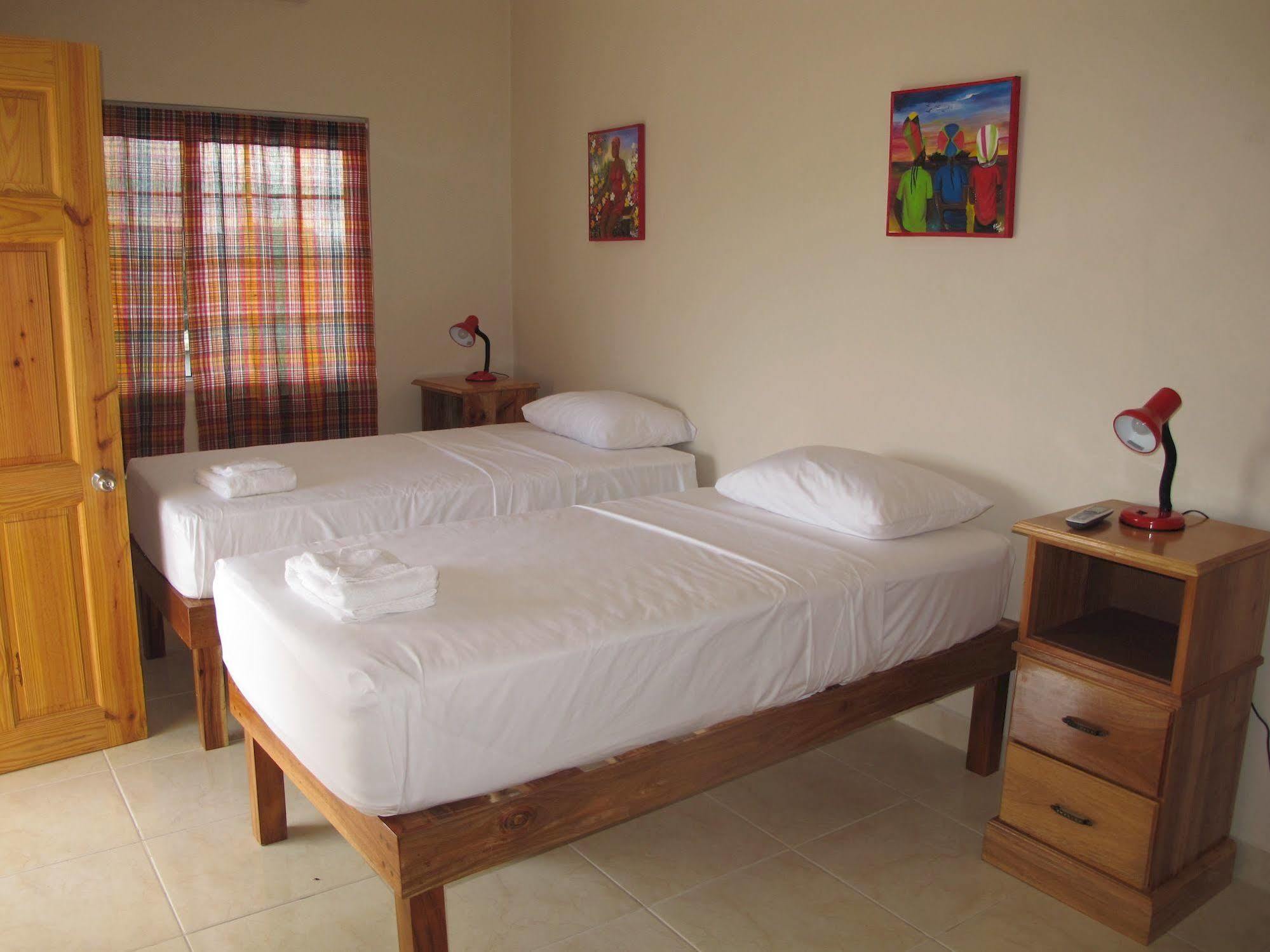 Auberge de jeunesse Just Next Door à Treasure Beach Extérieur photo
